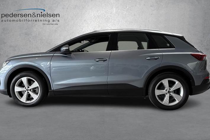 Blå Audi Q4 fra 2024