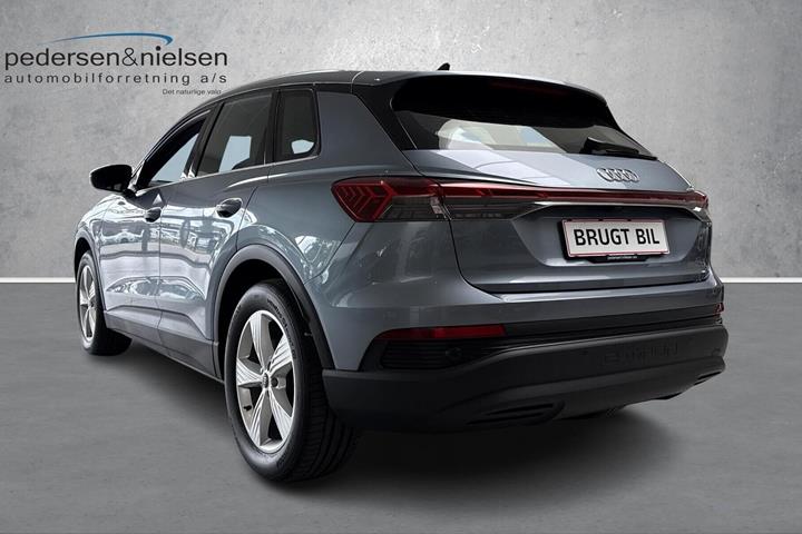 Blå Audi Q4 fra 2024