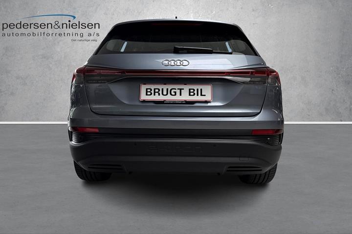 Blå Audi Q4 fra 2024
