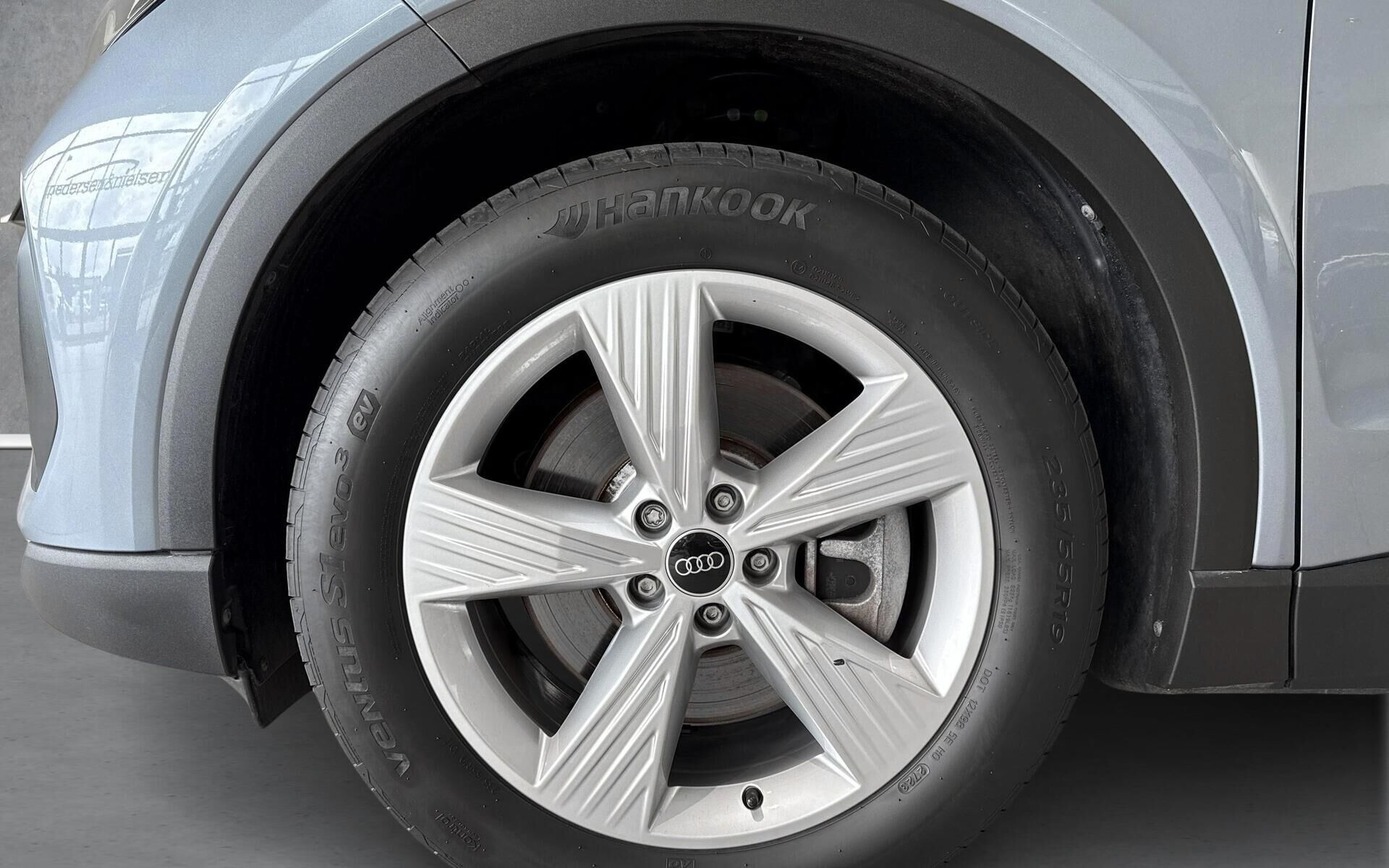 Blå Audi Q4 fra 2024