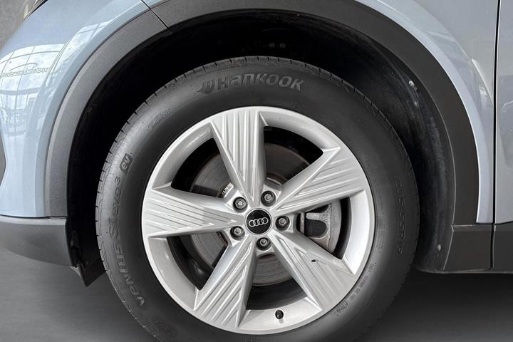 Blå Audi Q4 fra 2024