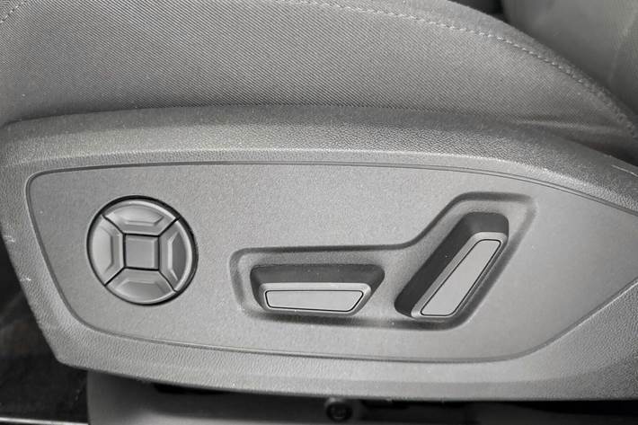 Blå Audi Q4 fra 2024