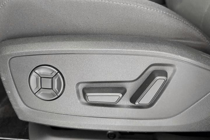 Blå Audi Q4 fra 2024