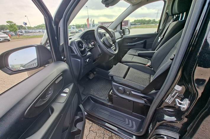 Sort Mercedes Vito 114 fra 2024