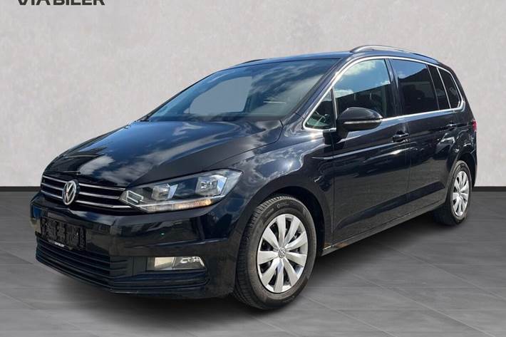 Sort VW Touran fra 2017 set udefra
