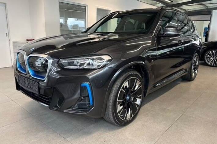 Grå BMW iX3 fra 2024 set udefra