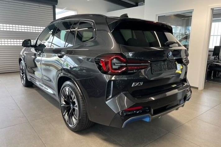 Grå BMW iX3 fra 2024
