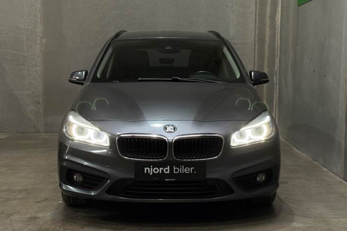 Grå BMW 218i fra 2016