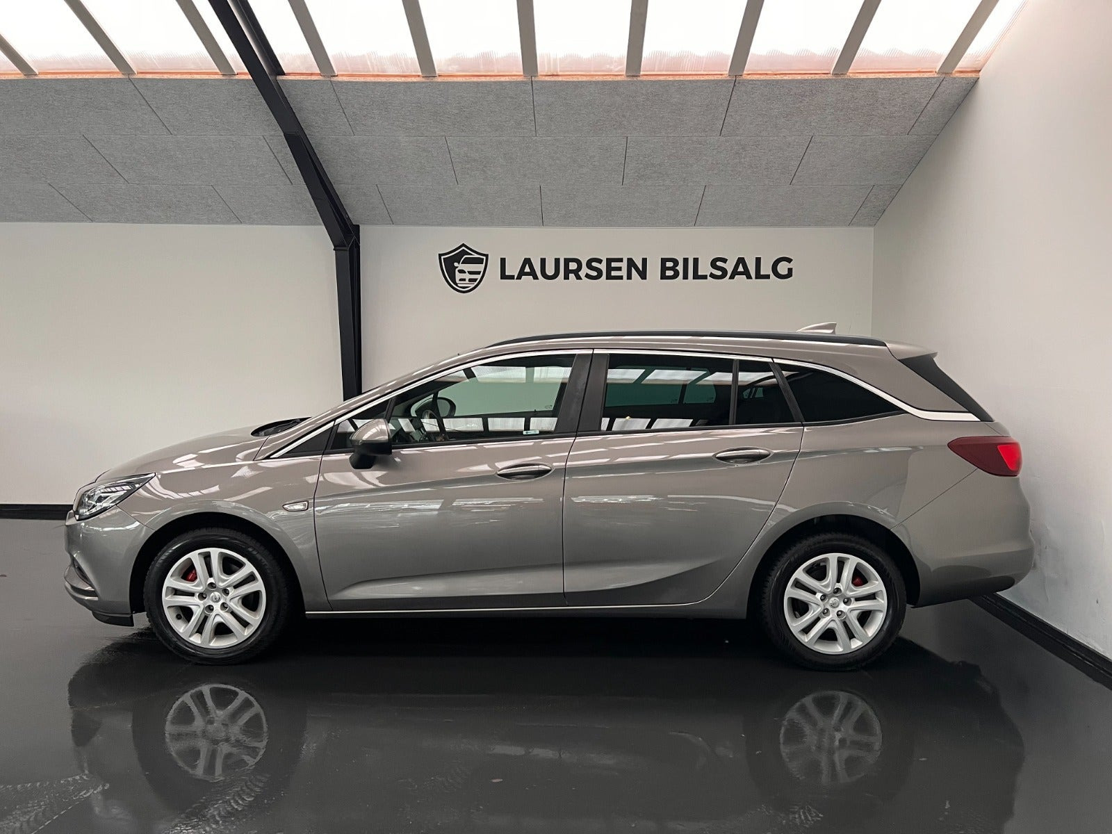 Grå Opel Astra fra 2017