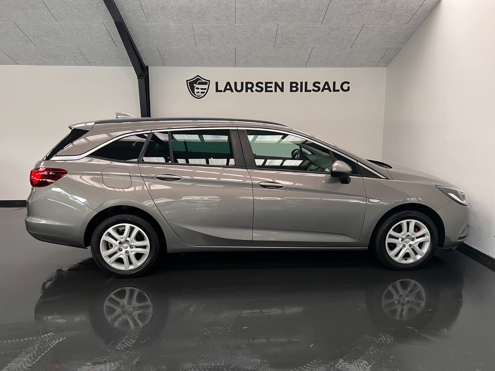 Grå Opel Astra fra 2017