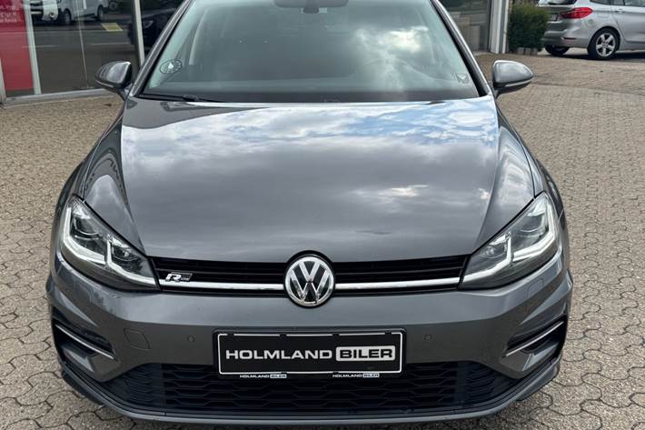 Grå VW Golf VII fra 2018