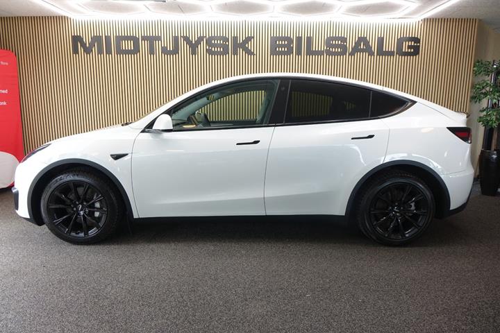 Hvid Tesla Model Y fra 2024