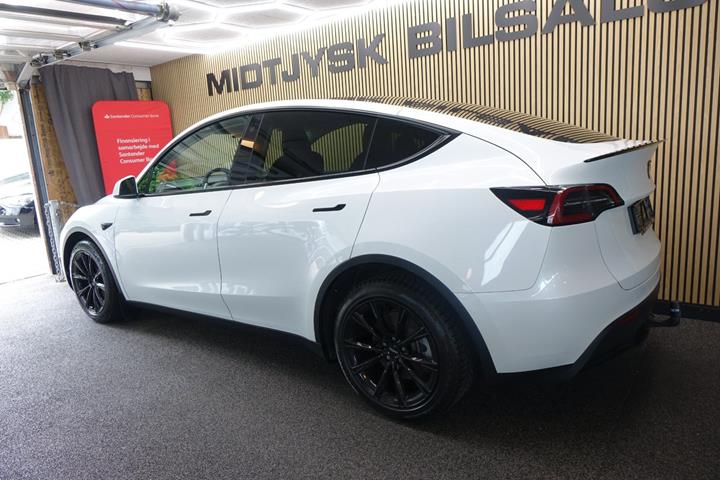 Hvid Tesla Model Y fra 2024