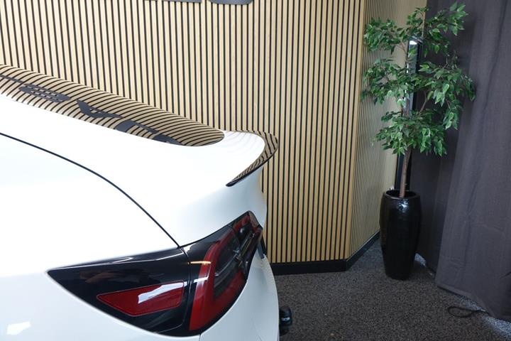 Hvid Tesla Model Y fra 2024