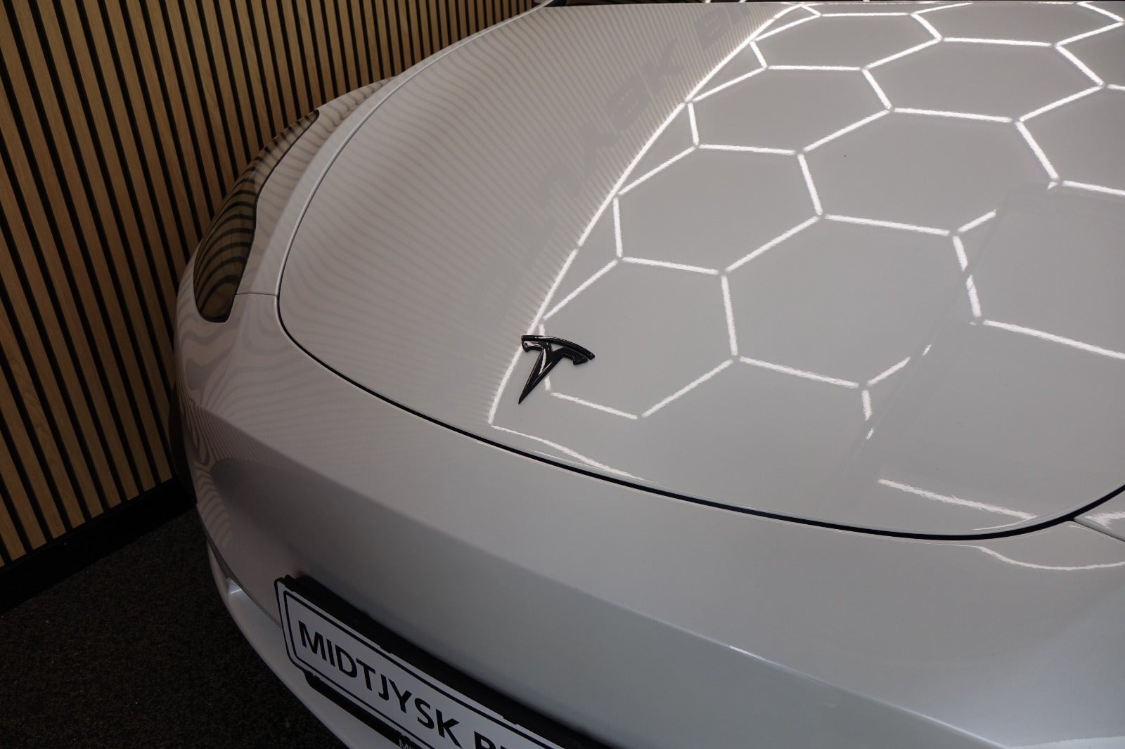 Hvid Tesla Model Y fra 2024