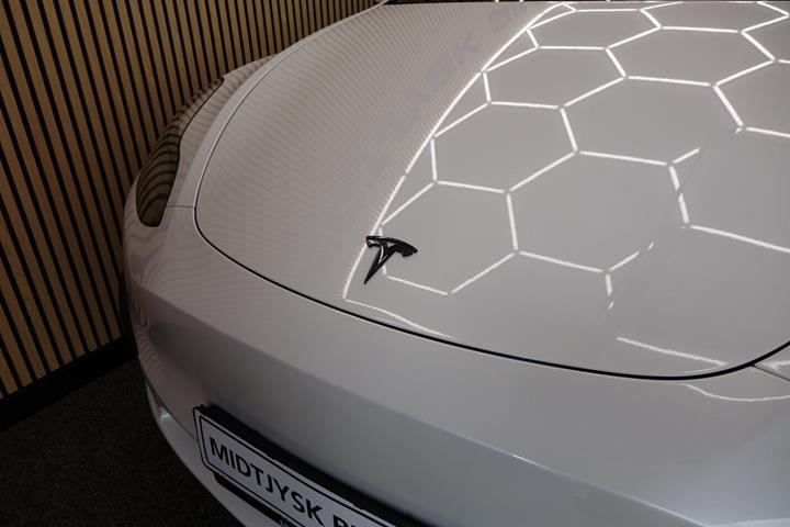 Hvid Tesla Model Y fra 2024