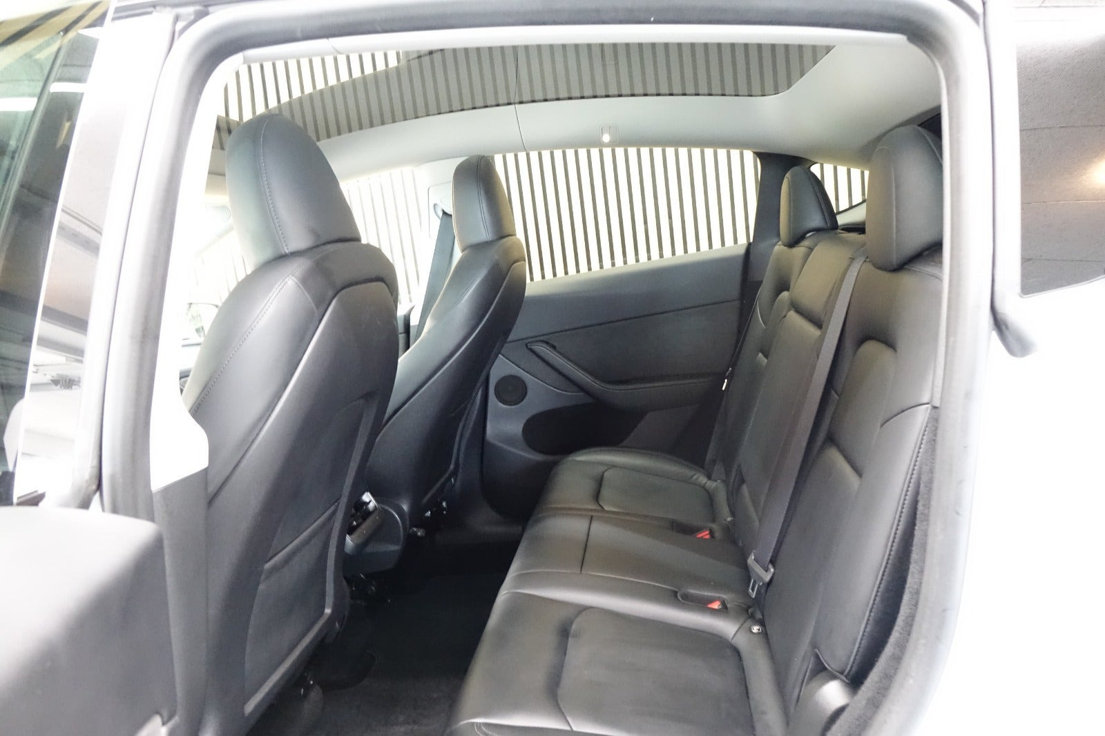 Hvid Tesla Model Y fra 2024