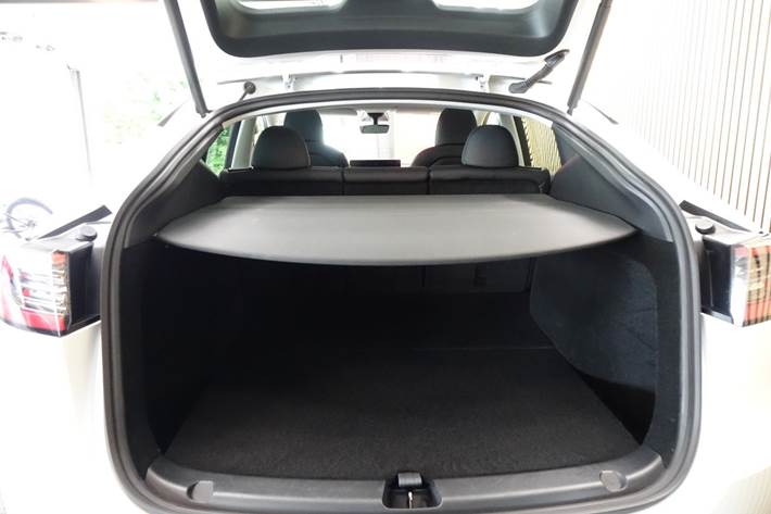 Hvid Tesla Model Y fra 2024