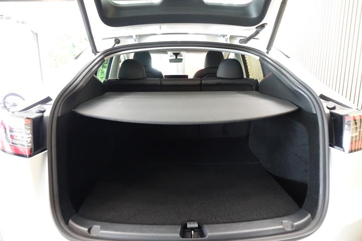 Hvid Tesla Model Y fra 2024
