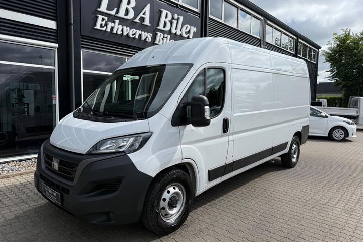 Hvid Fiat Ducato 35 fra 2023 set udefra