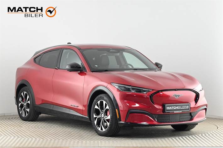 Rød Ford Mustang Mach-E fra 2024 set udefra