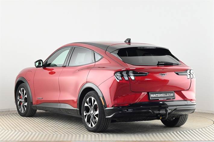 Rød Ford Mustang Mach-E fra 2024