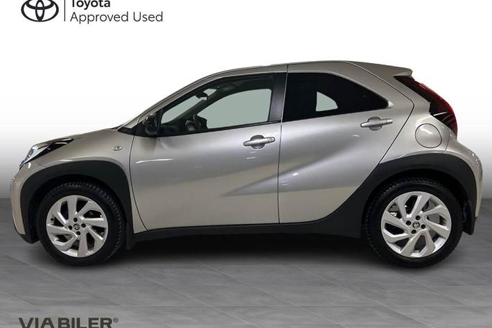 Sølv Toyota Aygo X fra 2022
