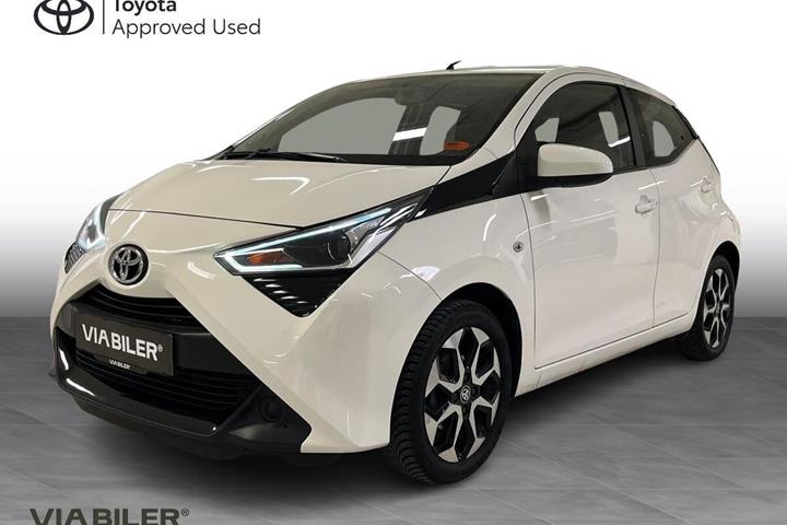 Hvid Toyota Aygo fra 2019 set udefra
