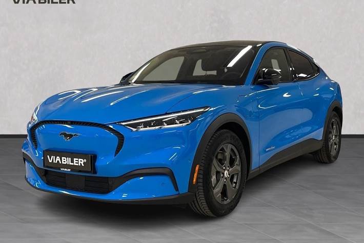 Blå Ford Mustang Mach-E fra 2023 set udefra