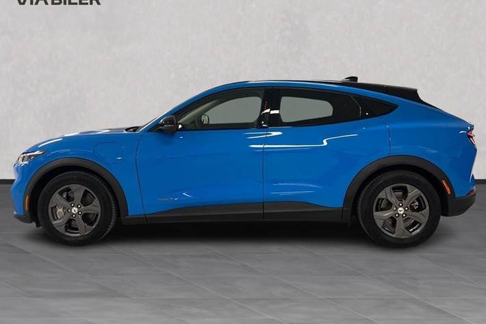 Blå Ford Mustang Mach-E fra 2023