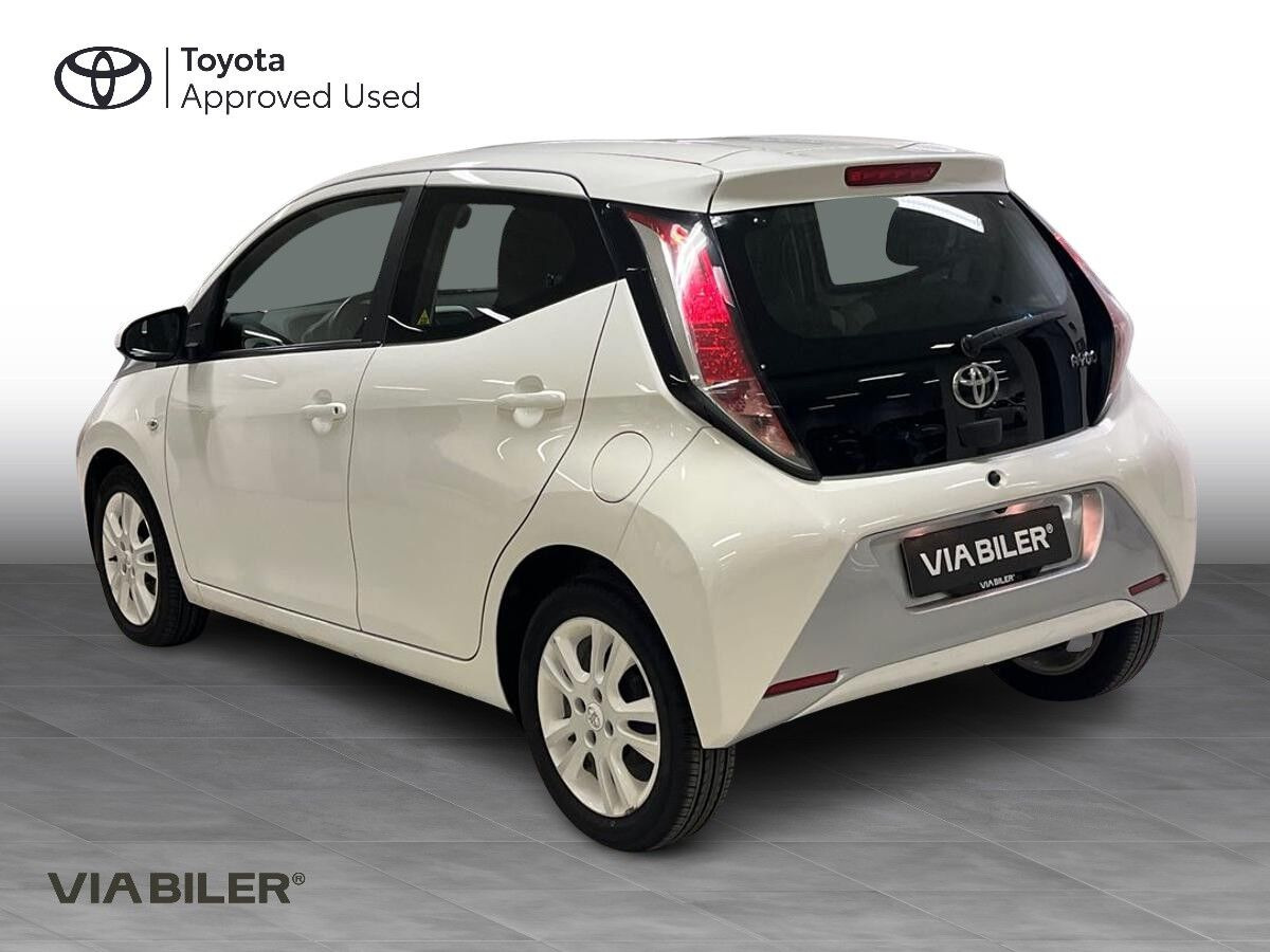 Hvid Toyota Aygo fra 2016
