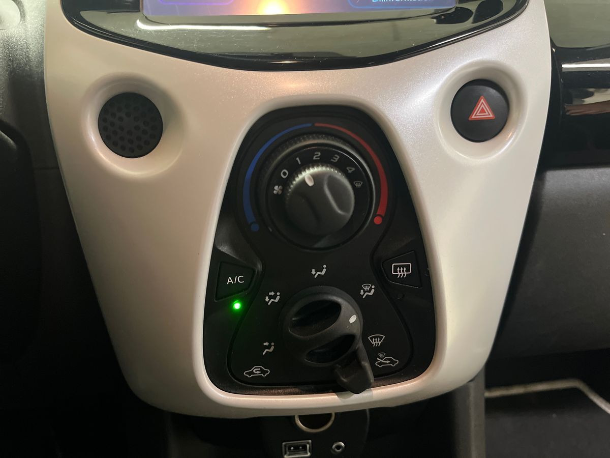 Hvid Toyota Aygo fra 2016