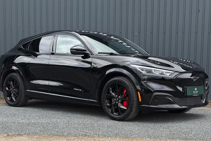 Sort Ford Mustang Mach-E fra 2023 set udefra