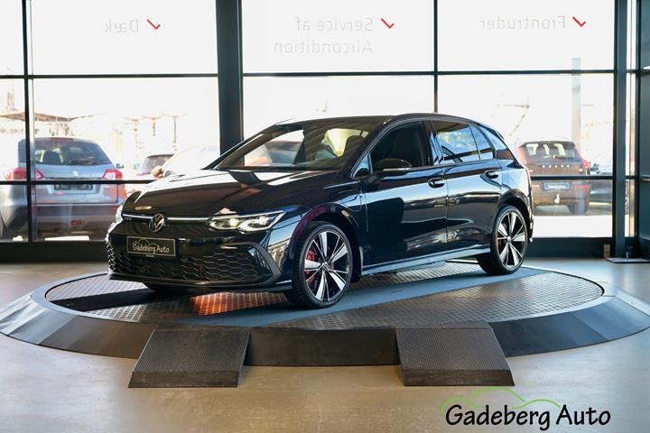 Sort VW Golf VIII fra 2021 set udefra