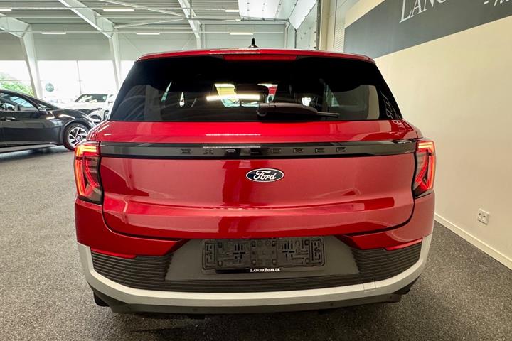Rød Ford Explorer fra 2025