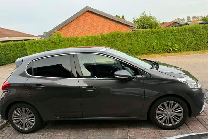Grå Peugeot 208 fra 2020