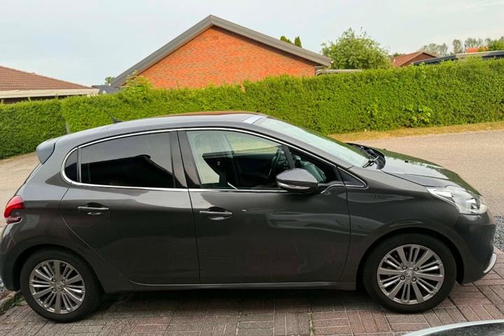 Grå Peugeot 208 fra 2020