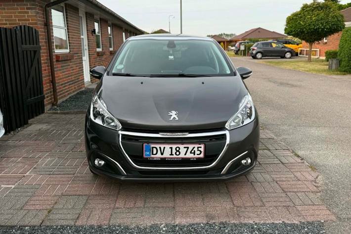 Grå Peugeot 208 fra 2020