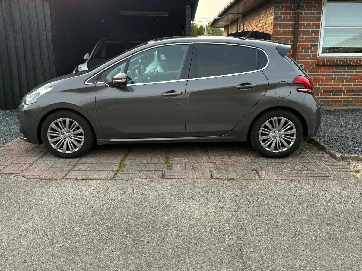 Grå Peugeot 208 fra 2020