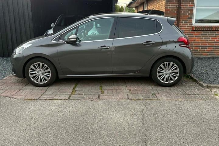 Grå Peugeot 208 fra 2020