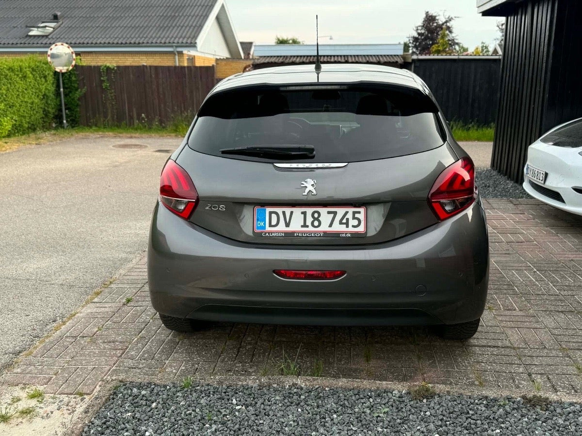 Grå Peugeot 208 fra 2020