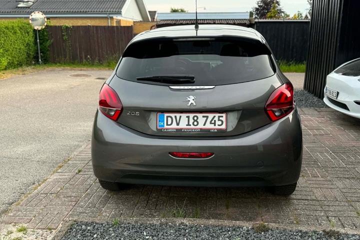 Grå Peugeot 208 fra 2020