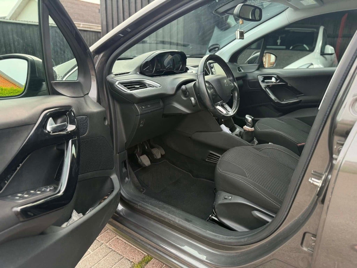 Grå Peugeot 208 fra 2020