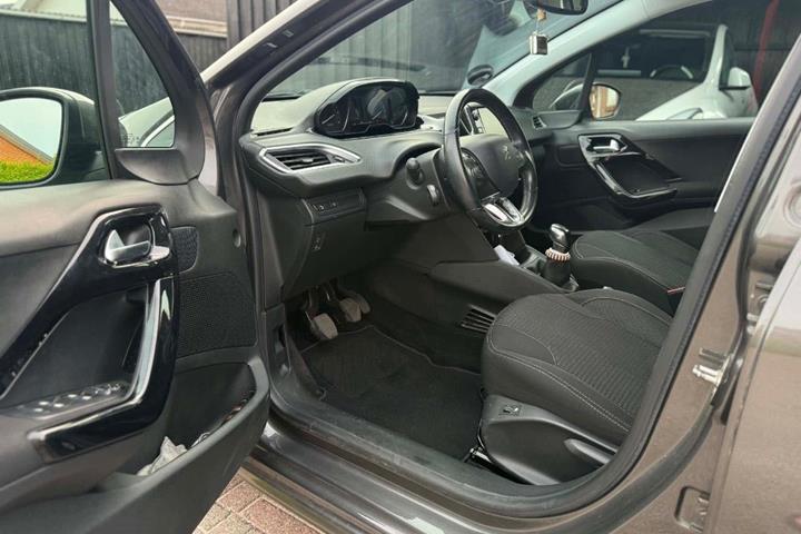 Grå Peugeot 208 fra 2020