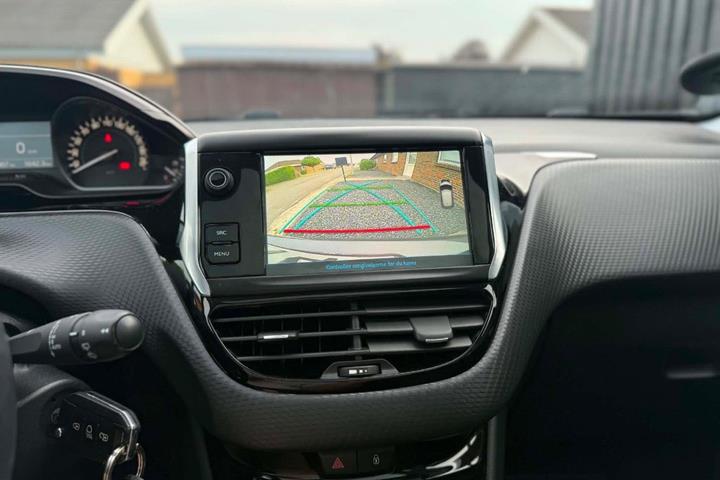 Grå Peugeot 208 fra 2020