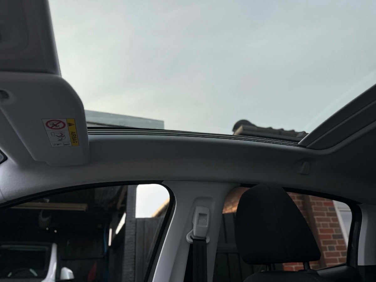 Grå Peugeot 208 fra 2020