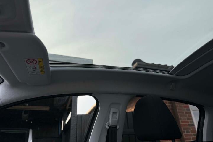 Grå Peugeot 208 fra 2020