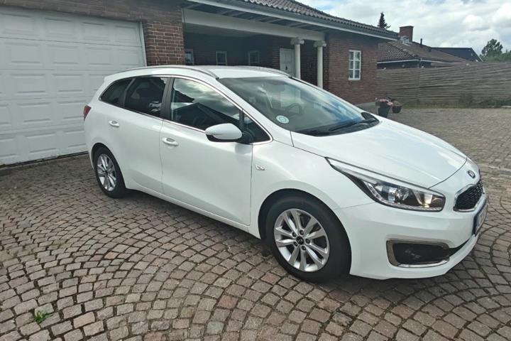 Hvid Kia Ceed fra 2016 set udefra