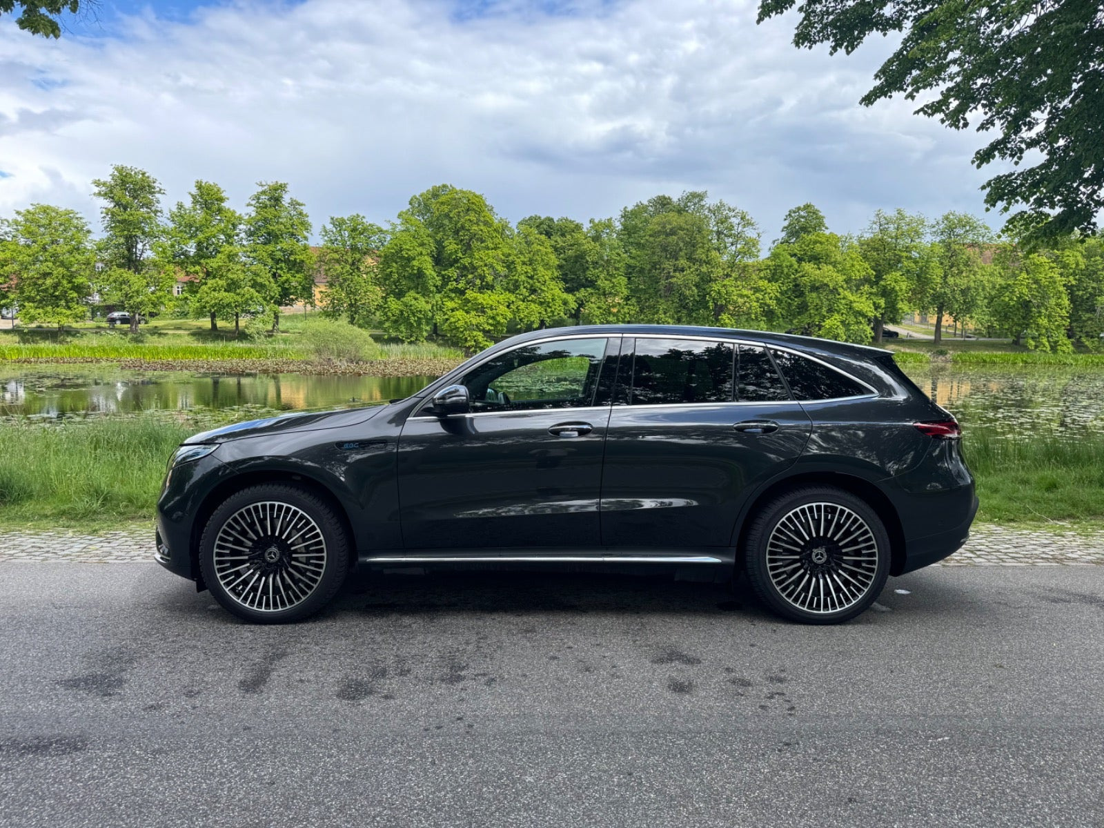 Grå Mercedes EQC400 fra 2022