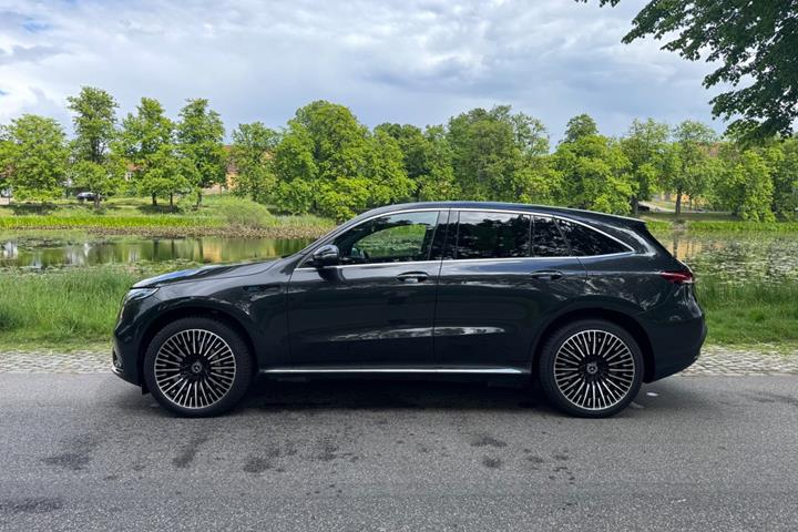 Grå Mercedes EQC400 fra 2022